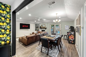Smart TV, fireplace, Netflix, Hulu