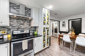 Fridge, microwave, oven, stovetop - Villa D  ’Oro, Minutes to FIFA World Cup Stadium, Pool, Spa,Arcade, Game Room (North Richland Hills)