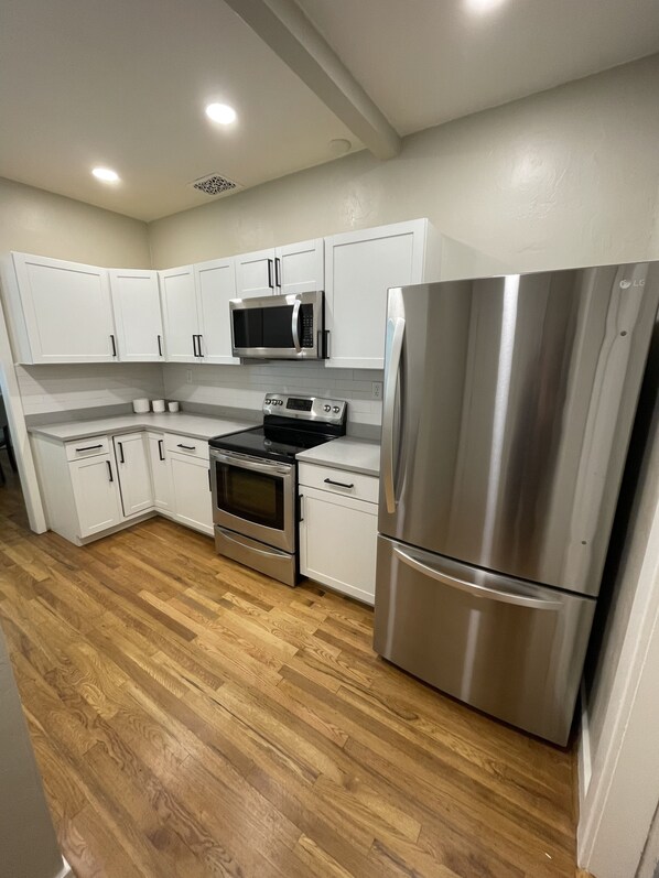 Refrigerador, microondas, horno y parrilla de estufa 