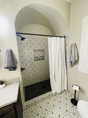 Douche, sèche-cheveux, serviettes fournies, savon