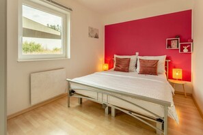 3 bedrooms, iron/ironing board, travel crib, free WiFi