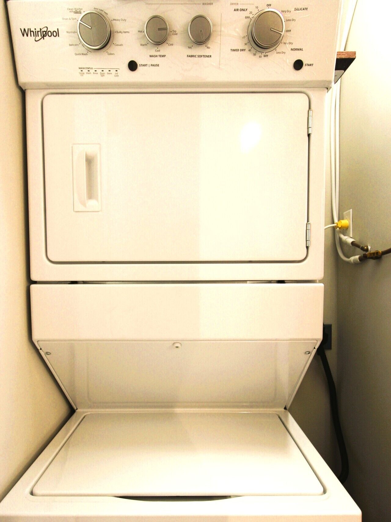 En Whirlpool vaskemaskine med betjeningsknapper til temperatur, vasketype og programindstillinger.
