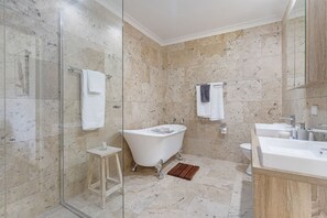 Badewanne, Haartrockner, Handtücher, Seife