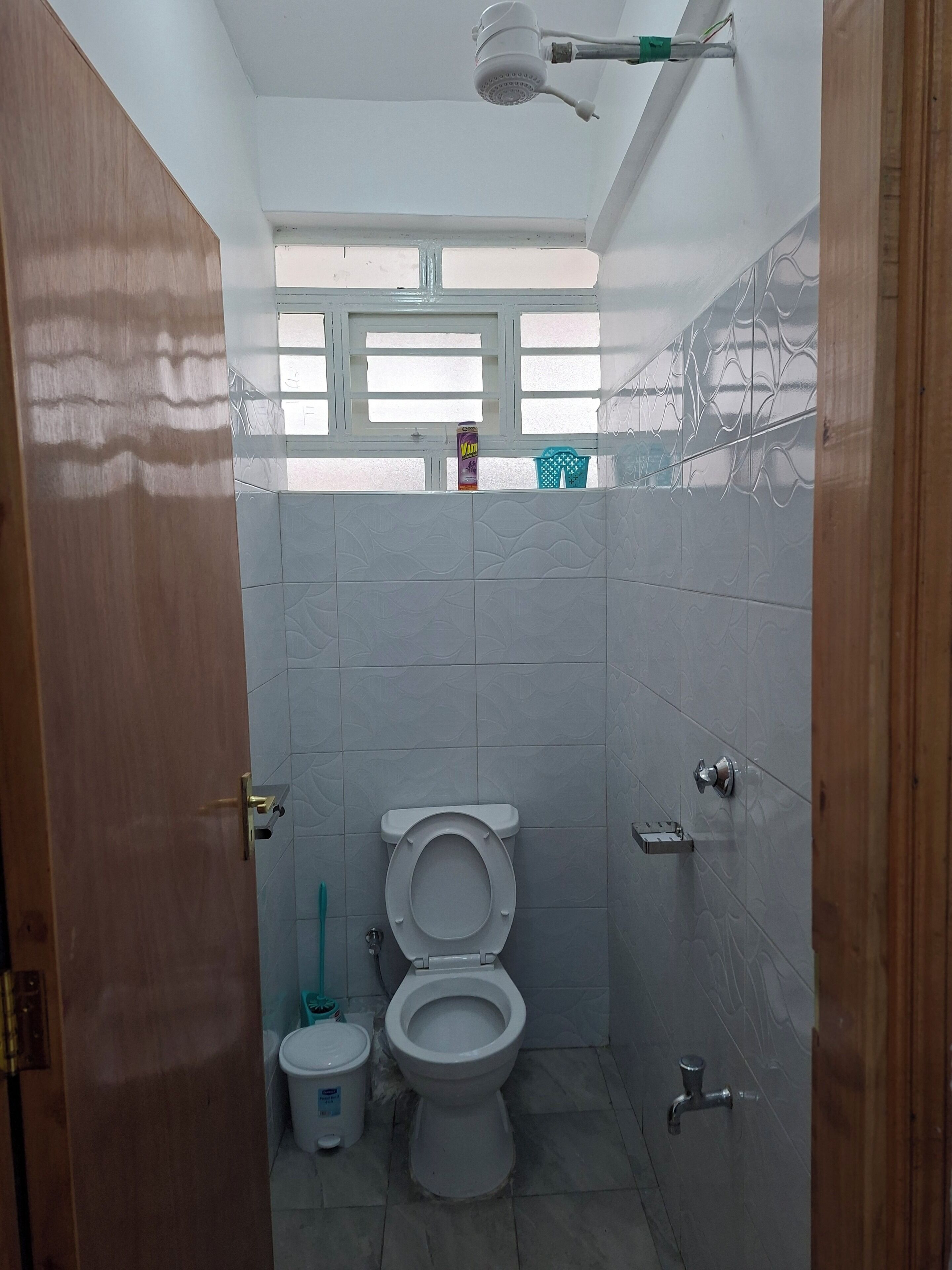 Regadera, toallas, jabón, papel de baño 