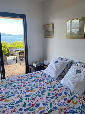 4 slaapkamers, een bureau, een strijkplank/strijkijzer, reisbedje