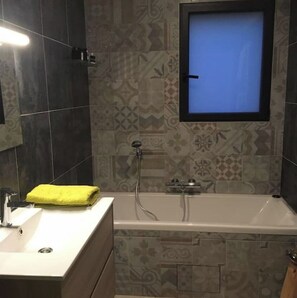 Vasca, asciugacapelli, asciugamani, sapone