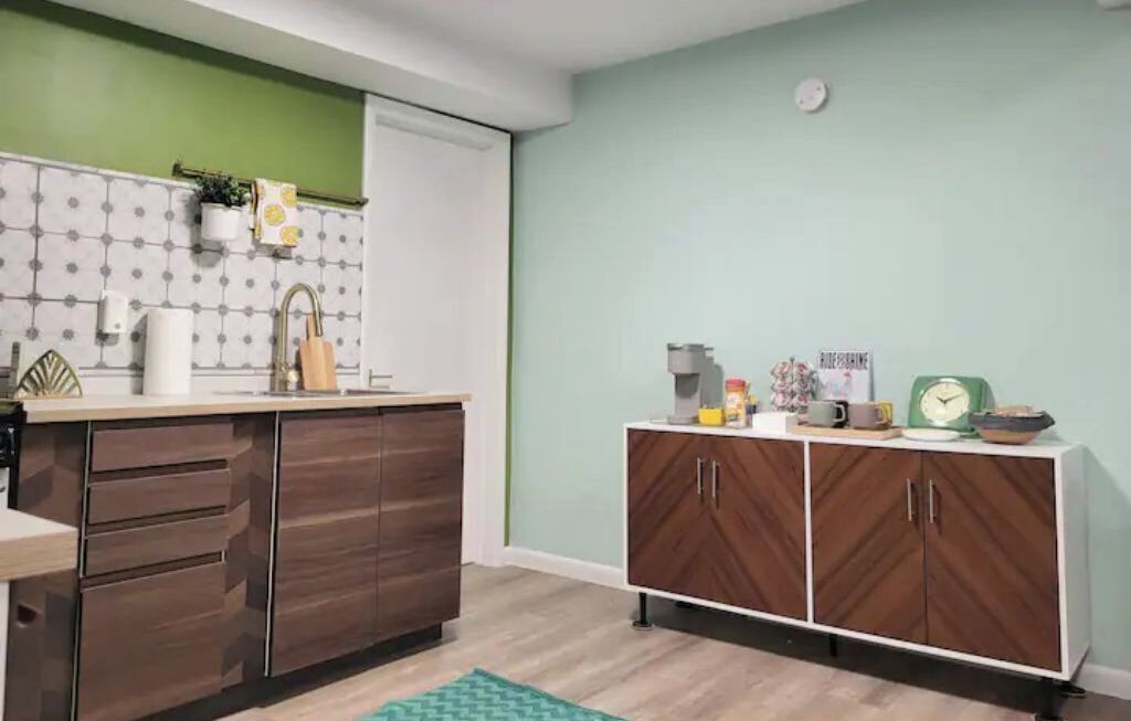 Eine Küche mit Holzschrank, Spüle und Arbeitsplatte.