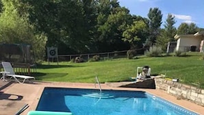 A swimming pool with inflatable rings and a target on the deck. - Mod Lodge
Pool open until Sept 20th
Pets Welcome 
EV charging (Edgewood)