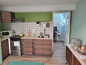 Refrigerador, microondas, horno y parrilla de estufa 