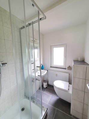 Dusche, Handtücher, Seife, Toilettenpapier