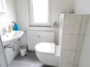 Regadera, toallas, jabón, papel de baño 