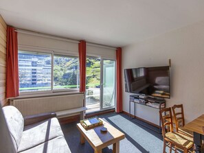 TV - Apartment for 6 people, ski-in/ski-out, bright, central location (Gourette)