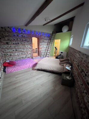 5 bedrooms, iron/ironing board, free WiFi, bed sheets