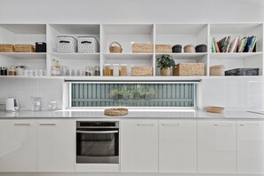 Fridge, microwave, oven, stovetop - Luxury home by the beach with pool - pets allowed! (Bokarina)