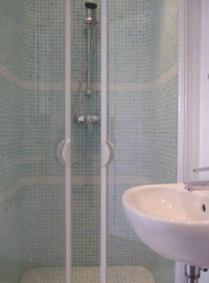 Shower - Small independant Condo French riviera (Cabris)