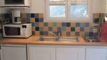 Réfrigérateur, micro-ondes, four, cafetiÚre/bouilloire