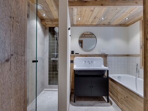 Secador de pelo y toallas