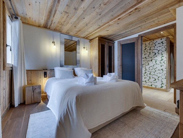 3 室のベッドルーム、WiFi (無料)、ベッドシーツ