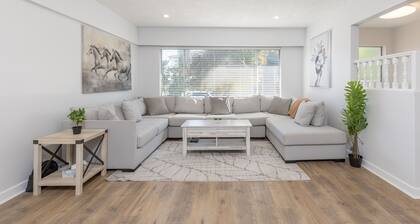 Centrally located 3 bedroom 2 bathroom close to stores, restaurants and downtown