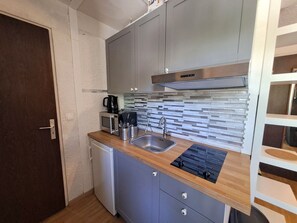 Coffee/tea maker, fridge, microwave, oven