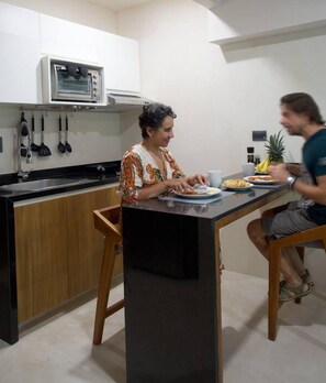 Refrigerador, horno, placa de cocina, tetera/pava eléctrica