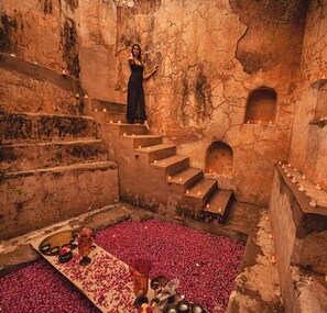 Se sirven desayunos, cenas y brunches; con vista al jardín