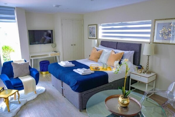 Escritorio, tabla de planchar con plancha y wifi gratis