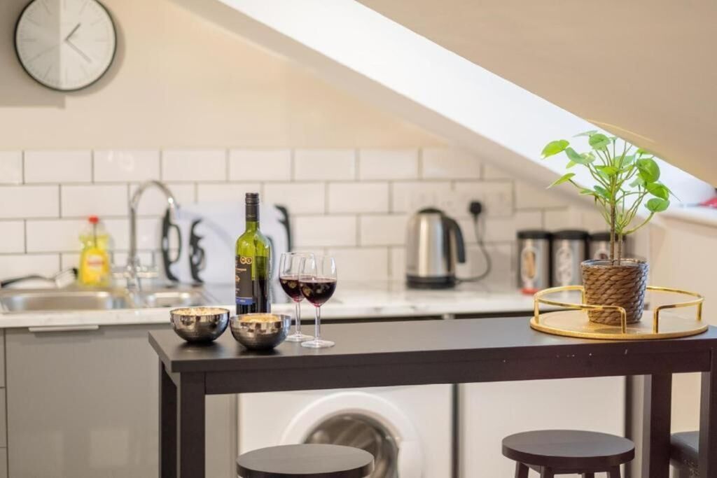 Frigobar, horno, placa de cocina, tetera/pava eléctrica