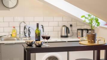 Mini-fridge, oven, stovetop, electric kettle