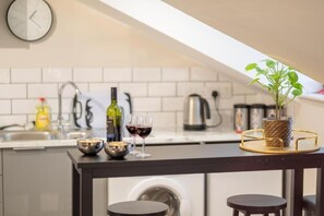 Frigobar, horno, parrilla de estufa y tetera eléctrica