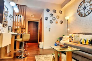 Apartment | Living area - Sleeps 2 With Netflix and Free Wi-fi (Makati)