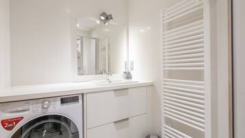 Douche, sĂšche-cheveux, serviettes fournies