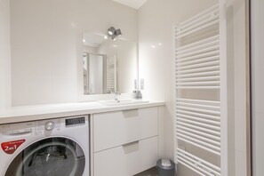 Douche, sèche-cheveux, serviettes fournies