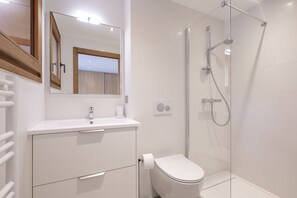 Douche, sèche-cheveux, serviettes fournies