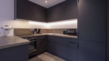 Een koelkast, een microgolfoven, een oven, een kookplaat