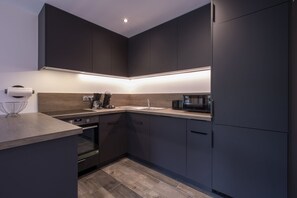 Réfrigérateur, micro-ondes, four, plaque de cuisson