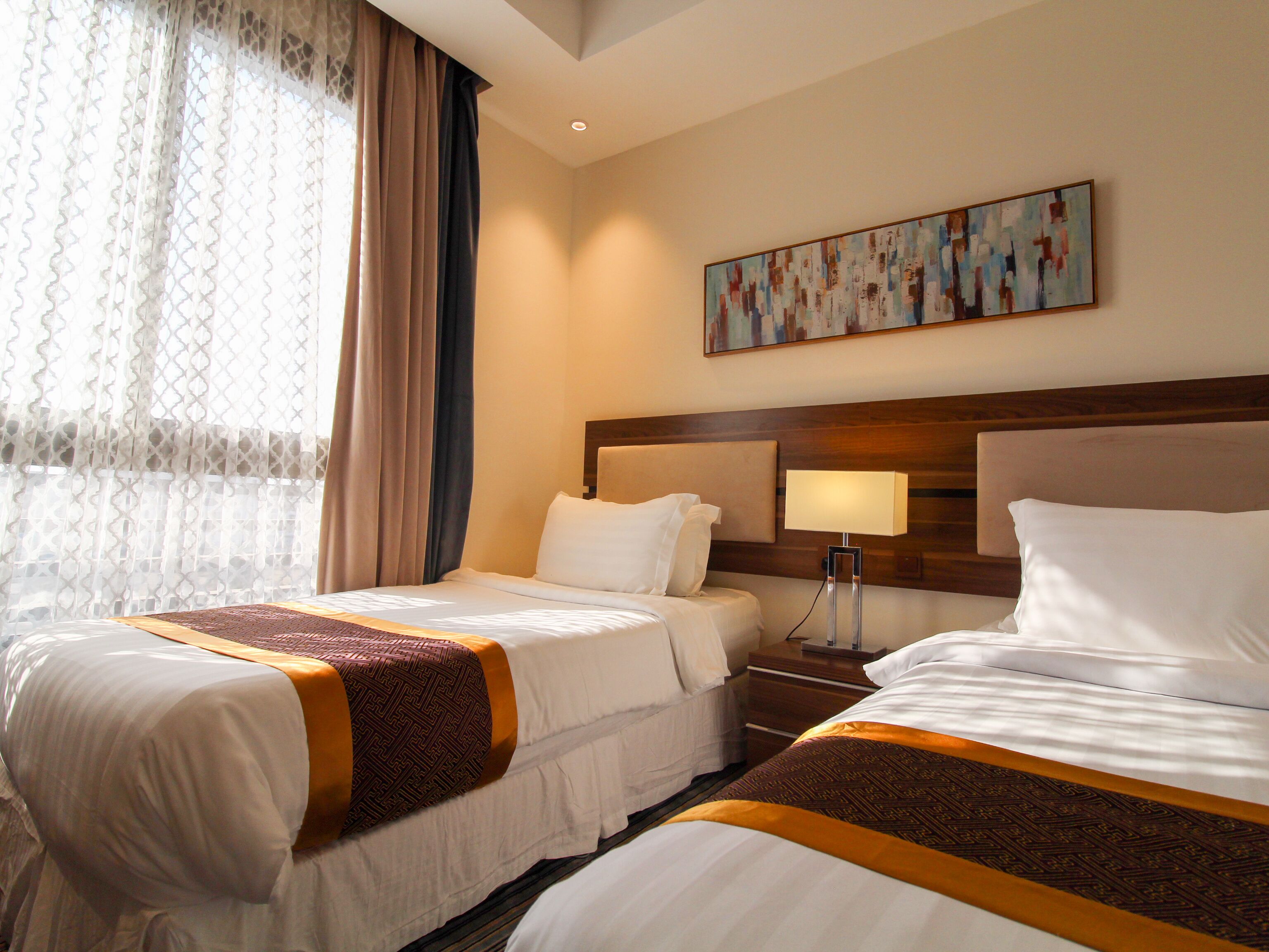 Deluxe Suite | Minibar, in-room safe, blackout drapes, iron/ironing board