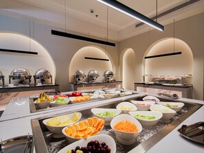A buffet with various food items and utensils. - Freisian for Hotel Apartment (Jeddah)