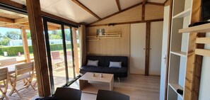 TV, mesa de pingue-pongue, livros