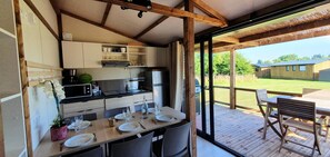 Geladeira, micro-ondas, cooktop, lava-louças