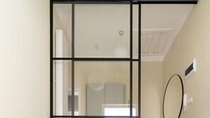 A staircase with a white railing, a black door at the bottom, and a framed picture on the wall. - London - Cozy City Stay by Lion Apartments Sopot (Sopot)