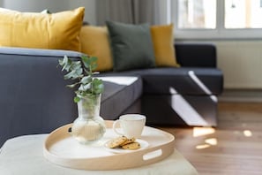 42-inch flat-screen TV with cable channels, TV - Lion Apartments - London (Sopot)