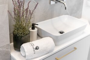 Family Apartment | Bathroom | Shower, hair dryer, towels, soap - Lion Apartments - London (Sopot)