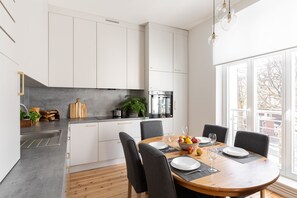 Family Apartment | Private kitchen | Fridge, oven, stovetop, dishwasher - Lion Apartments - London (Sopot)