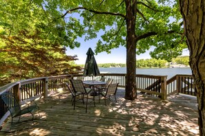Outdoor dining - Luxury 6BR Waterfront Home on Lake of Egypt (Goreville)