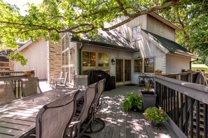 Outdoor dining - Luxury 6BR Waterfront Home on Lake of Egypt (Goreville)