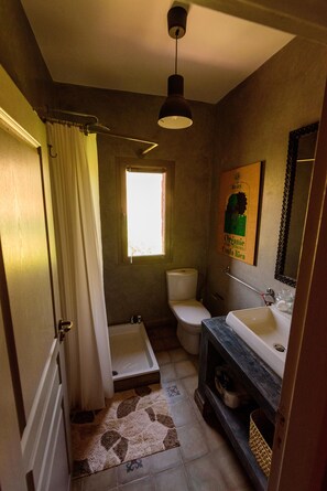 Douche, serviettes fournies, papier toilette
