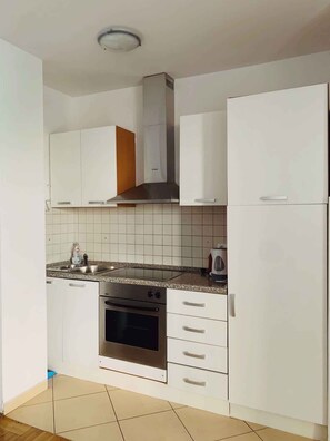 Réfrigérateur, four, plaque de cuisson, cafetière/bouilloire