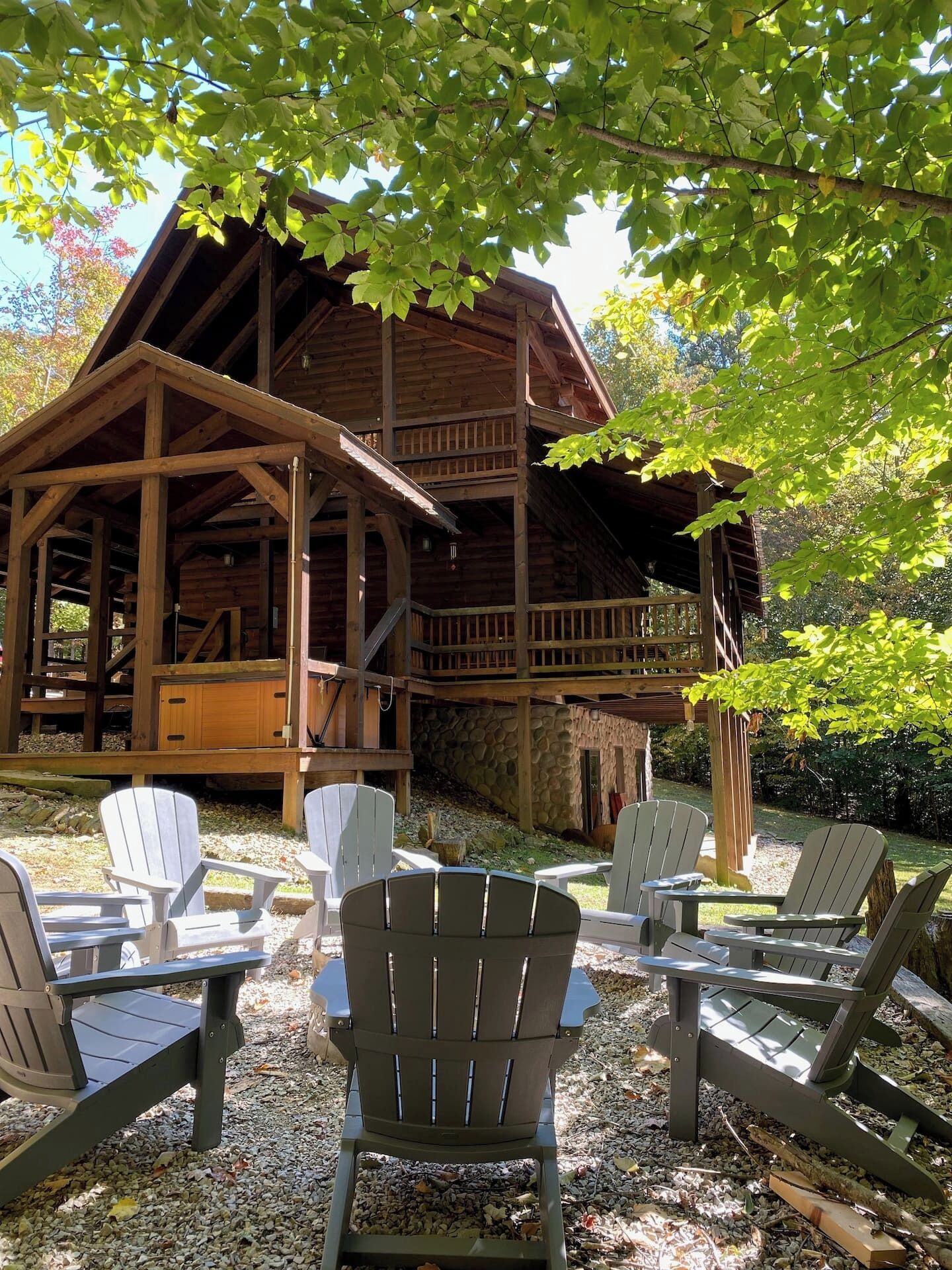 Eine Holzjagdhaus mit Veranda und Sitzbereich im Freien.