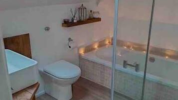 Apartemen, Beberapa Tempat Tidur | Kamar mandi | Kombinasi shower/bathtub, bathtub besar, pengering rambut, dan handuk